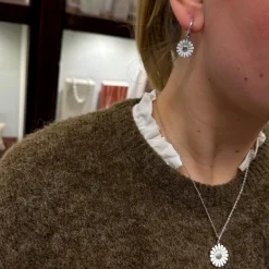 Daisy Örhängen Silvercreoler Vit Emalj